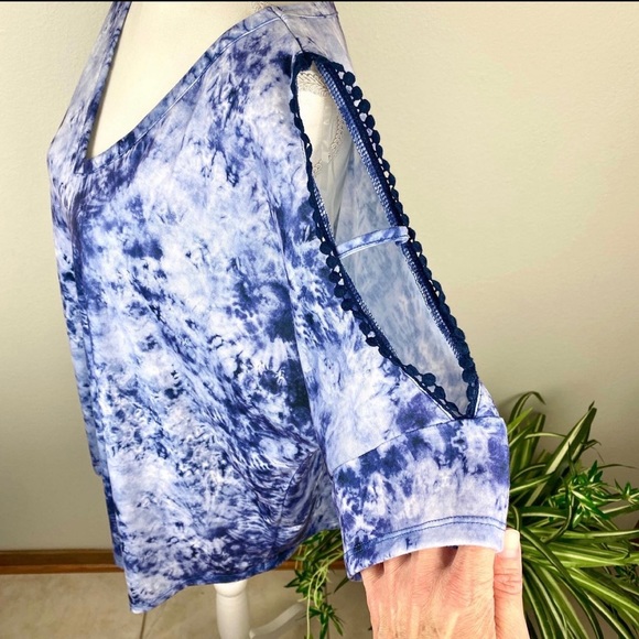 Plus Size 1X Tie Dye Cold Shoulder Blue White V-Neck Absolutely Famous EUC - Picture 5 of 7